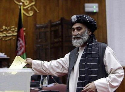 Un parlamentario afgano emite su voto durante la sesión para ratificar a los ministros propuestos por Karzai.