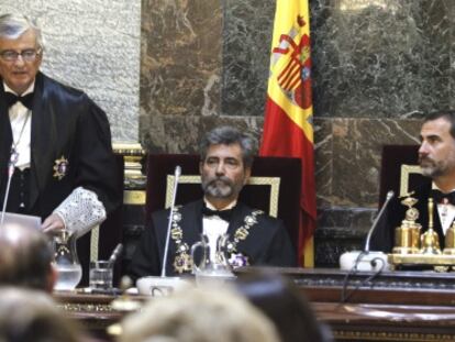 De izquierda a derecha, Eduardo Torres-Dulce, Carlos Lesmes y Felipe VI.