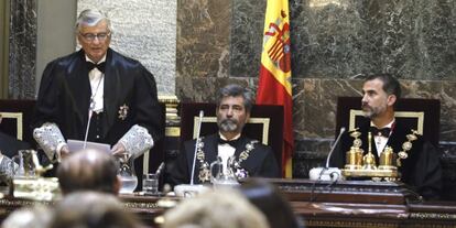 De izquierda a derecha, Eduardo Torres-Dulce, Carlos Lesmes y Felipe VI.