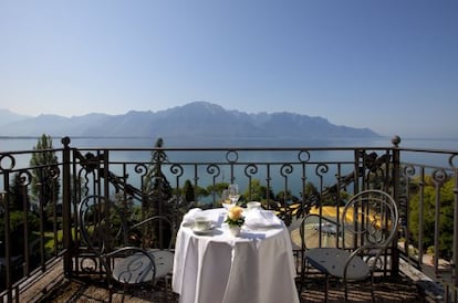 Vista del lago Leman desde una de las mesas de la terraza del hotel.