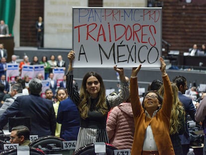 Andrea Chávez y Vanessa del Castillo, diputadas de Morena, durante la sesión en la Cámara de Diputados, este martes.