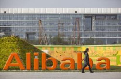 Una persona pasea ante la sede de Alibaba, en Hangzhou.