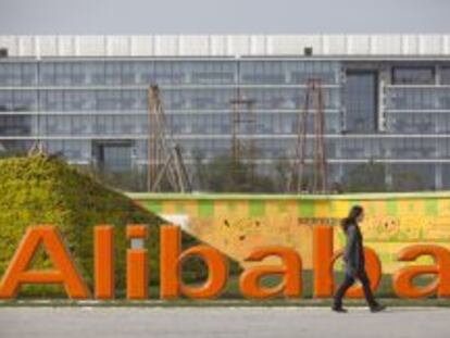 Una persona pasea ante la sede de Alibaba, en Hangzhou. 