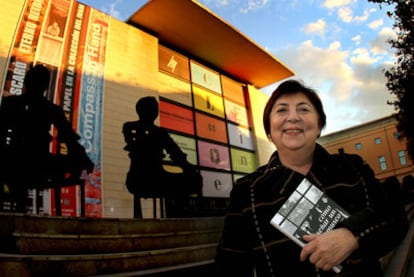 Encarna Jiménez Losantos, en la explanada del Institut Valencià d'Art Modern (IVAM).