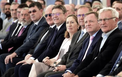 La ministra Ana Pastor, al lado del presidente Ximo Puig, y de representantes de Noatum y otras administraciones valencianas.