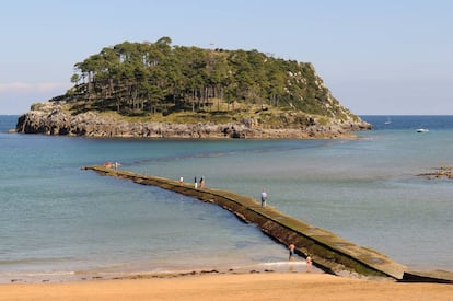 Un bosquete de pinos, gaviotas y los restos de un antiguo polvorín aguardan a quien cruza a la isla de San Nicolás por el malecón de Lazunarri.