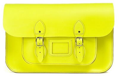 Satchel. Un must para esta primavera. Color fluor lima: 126 euros.