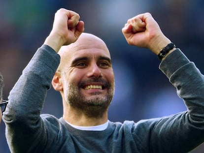 Pep Guardiola festeja a conquista de sua segunda Premier League.