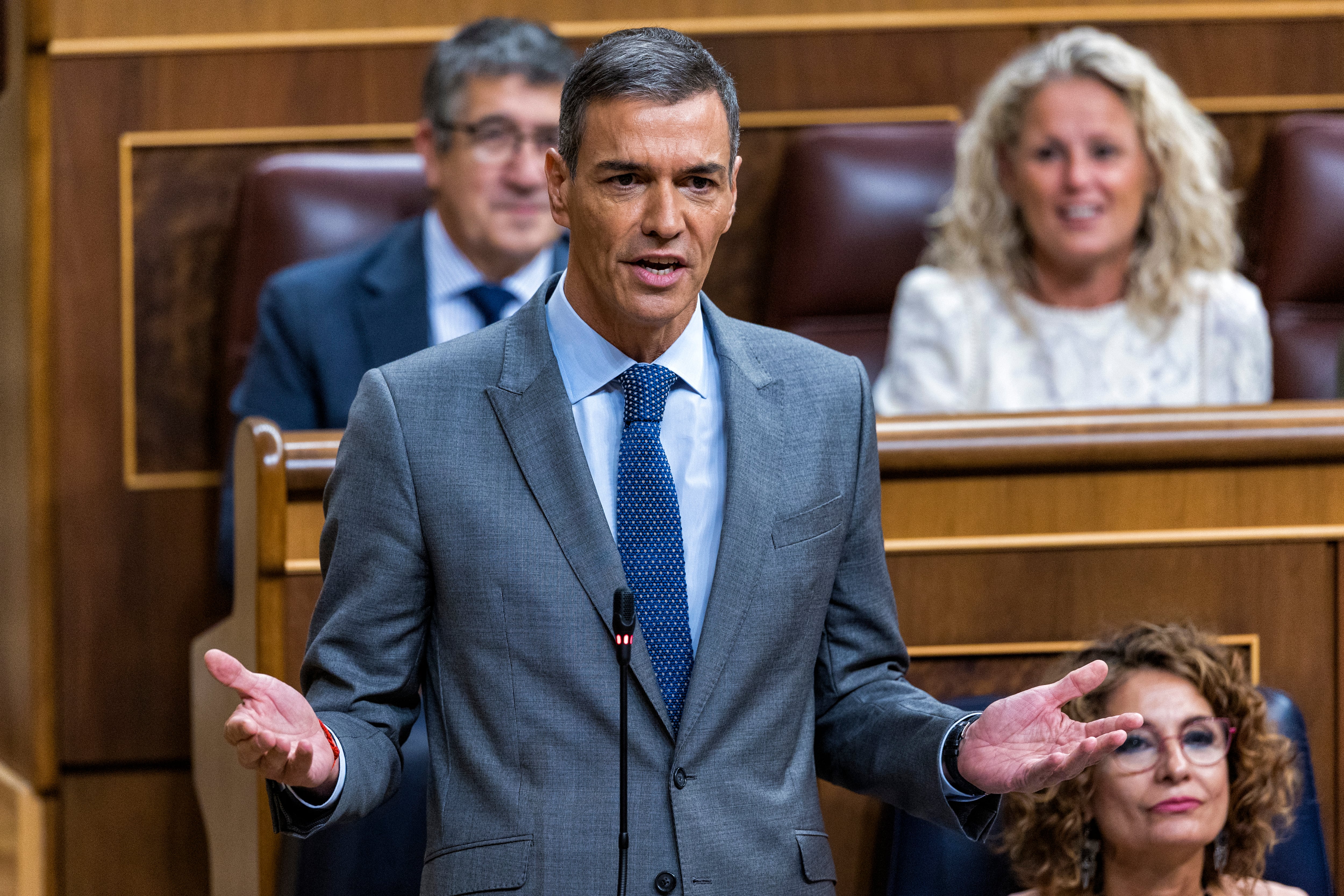Sánchez da la réplica e Feijóo durante la sesión de control al Gobierno de este miércoles 