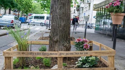 Uno de
los pequeños jardines que proliferan en París gracias
a la iniciativa municipal
'Du vert près de chez moi'.