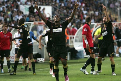 Ighalo, del Granada, celebra el primer tanto de su equipo en el campo del Elche.