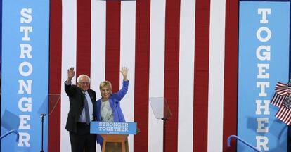 Clinton e Sanders, em ato nesta ter&ccedil;a.