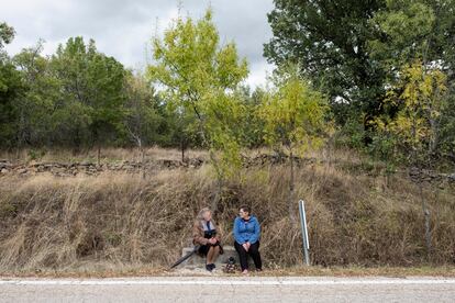 Dos vecinas charlan en el arcén de la carretera de Madarcos, en la Comunidad de Madrid.