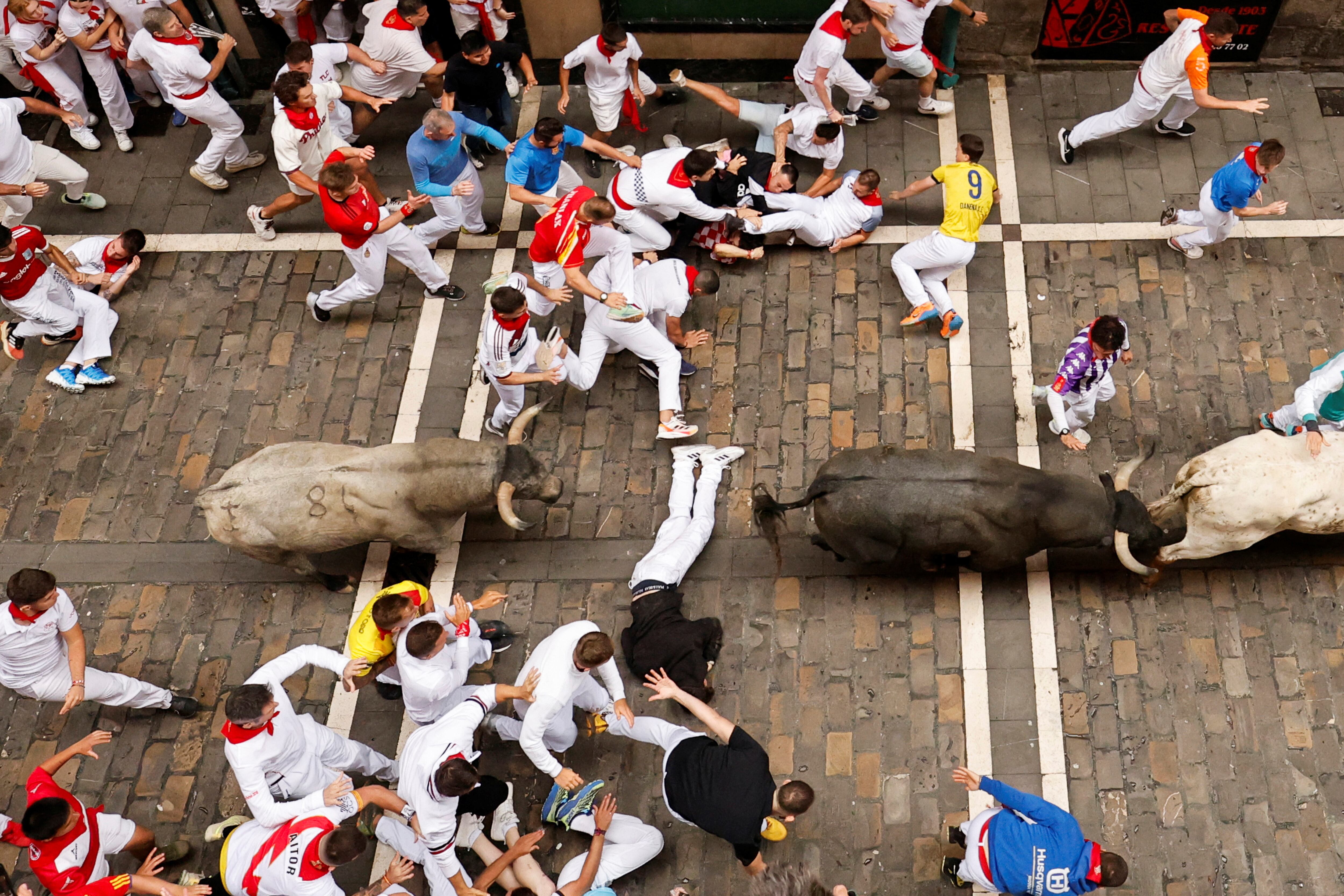 Muchas caídas, imprudencias y atropellos en un veloz séptimo encierro de San Fermín con los toros de José Escolar