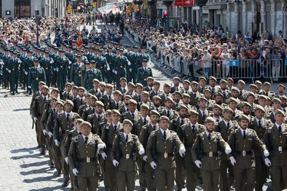 Un momento del acto cívico militar frente a la Real Casa de Correos.