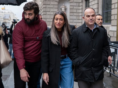 El secretario general de Junts, Jordi Turull (derecha) junto a la portavoz del partido en el Congreso, Miriam Nogueras, este miércoles en Madrid.