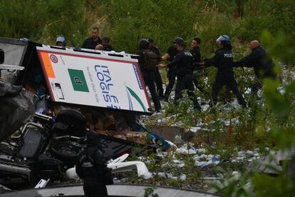 Trabajos de rescate entre los escombros del puente Morandi.