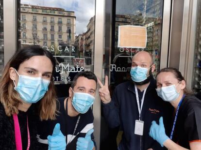 Trabajadores del hotel Room Mate Óscar, en Madrid, preparado para alojar a sanitarios, en una foto publicada el 24 de marzo en la cuenta de Instagram de la cadena hotelera.