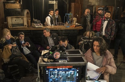 El equipo de Yasak Elma se prepara para grabar una escena nocturna tras horas de trabajo. Eso sí, la productora de esta telenovela afirma ser una de las pocas que respeta las normas laborales del sector: no más de 60 horas de trabajo semanales.