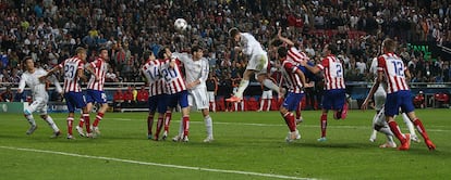 Sergio Ramos, de cabeça, marca o gol do empate na final da Champions de 2014, em Lisboa. Enfrentaram-se Atlético e Real Madrid. O Real conseguiu forçar a prorrogação depois de Ramos conseguir marcar depois do minuto 90.