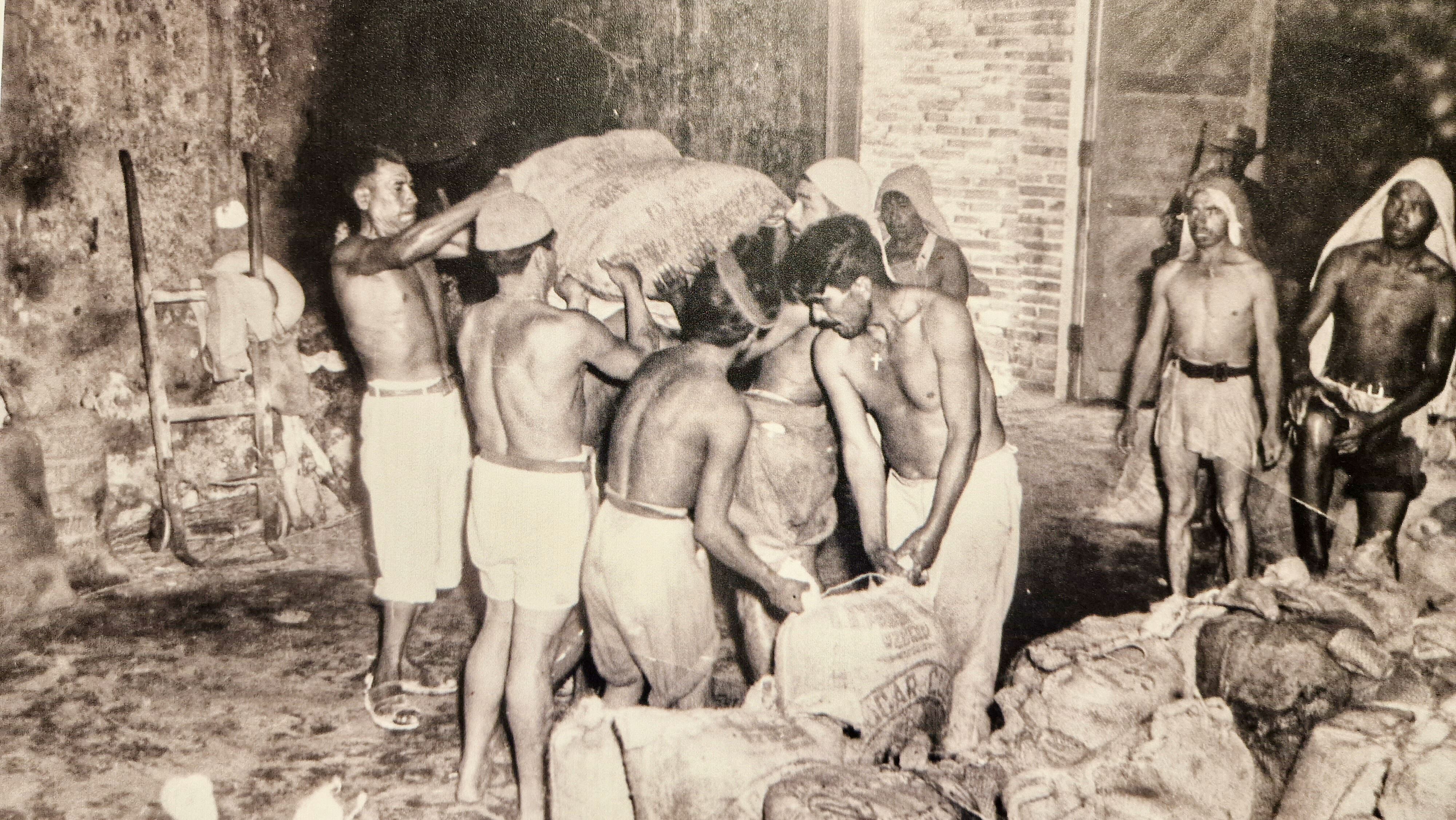 Una foto de archivo de los trabajos forzados en las salinas durante la época más dura de la prisión.