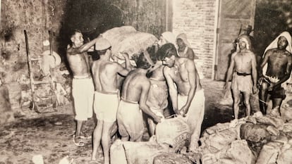 Una foto de archivo de los trabajos forzados en las salinas durante la época más dura de la prisión.