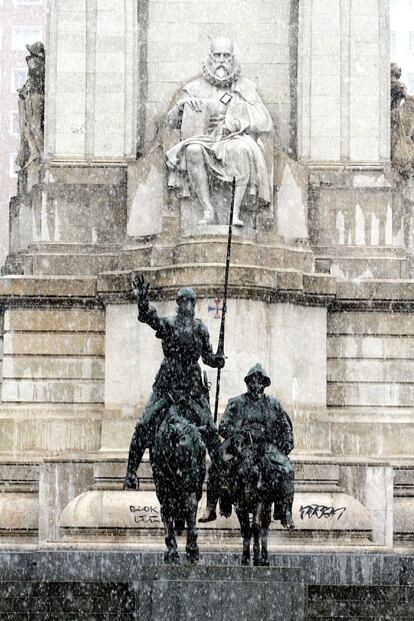 Don Quijote y Sancho Panza, con Miguel de Cervantes al fondo, en la antigua Plaza de España de Madrid.