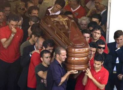 Navas (a la derecha) y el ex sevillista Kepa portan con otros jugadores el féretro con los restos mortales de Antonio Puerta.