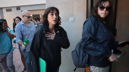 Juana Rivas (en el centro) llega a los juzgados de Granda, en 2018.