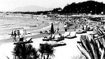 La playa marbellí de La Fontanilla en los años sesenta.