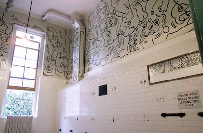 El baño pintado por Keith Haring en el centro de la comunidad LGTBIQ+, en Nueva York. | 