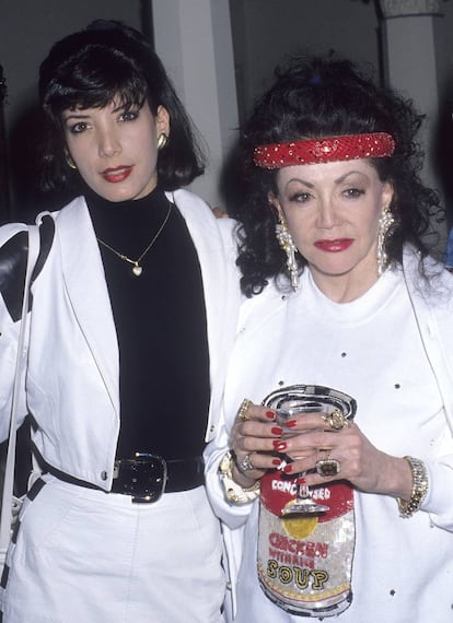 Toni D'Alto, la hermana de Sylvester Stallone que falleci en 2012, y su madre, Jackie Stallone, en una fiesta celebrada en el Roosevelt Hotel de Los ?ngeles en 1990.