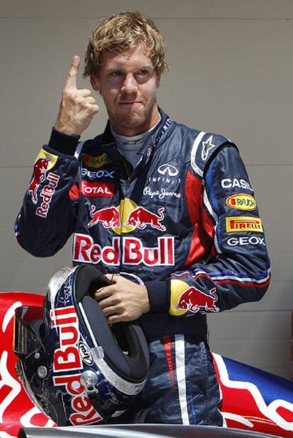 Vettel celebra su <i>pole</i> ayer en Valencia.