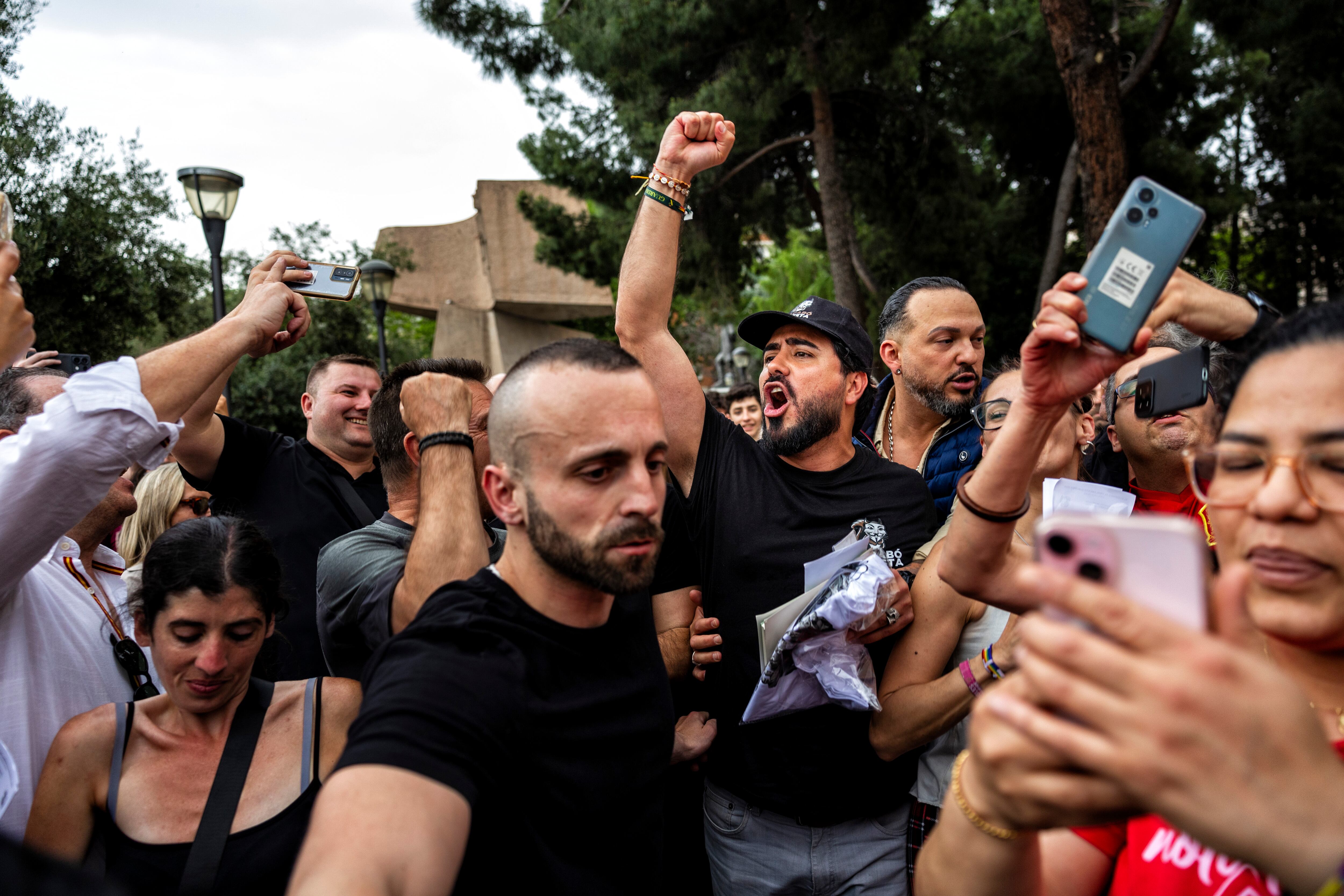 Alvise Pérez (con visera), levanta el puño rodeado de sus seguidores, el pasado viernes en la plaza de Colón de Madrid.