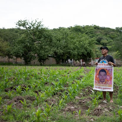 Clemente Rodríguez, papá de Christian, uno de los 43 estudiantes desaparecidos de la normal Isidro Burgos en Ayotzinapa, Guerrero. en entrevista en su terreno de siembra donde trabajaba con su hijo.