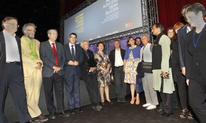 El lehendakari Patxi López, ayer, con los ponentes del encuentro Ideas para cambiar el mundo.