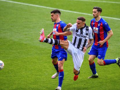 Roger intenta rematar en el partido de este sábado en Ipurua entre el Eibar y el Levante.