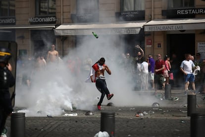 La policía ha lanzado gas lacrimógeno para intentar dispersar los hinchas violentos que llevan tres días tomando la ciudad. 