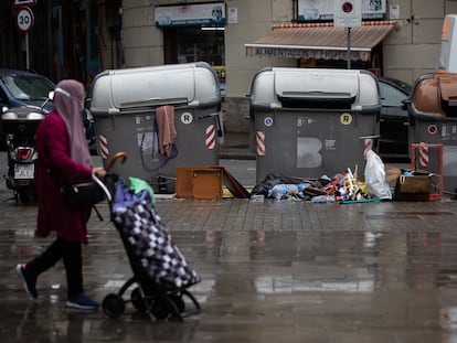 Basura tirada junto a un contenedor de la calle Dos de Maig de Barcelona, este lunes.