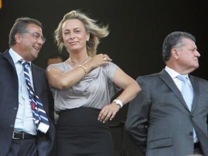 El promotor Enrique Ortiz y la alcaldesa de Alicante, Sonia Castedo, en el palco del H&eacute;rcules CF.