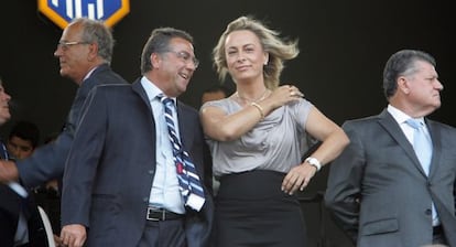 El promotor Enrique Ortiz y la alcaldesa de Alicante, Sonia Castedo, en el palco del H&eacute;rcules CF.