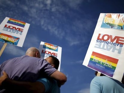 Casal celebra decis&atilde;o da Suprema Corte dos EUA. / LUCY NICHOLSON (REUTERS)