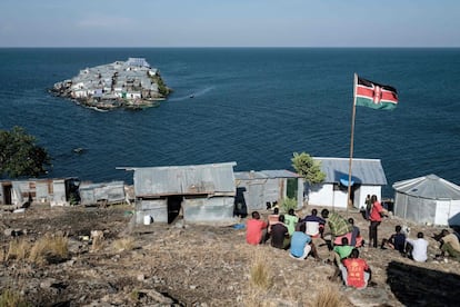 La bandera de Kenia ondea en la base de la policía marina de la isla de Usingo, que controla Migingo. El minúsculo territorio de Migingo, que descansa sobre aguas del lago Victoria, está densamente poblado por pescadores.