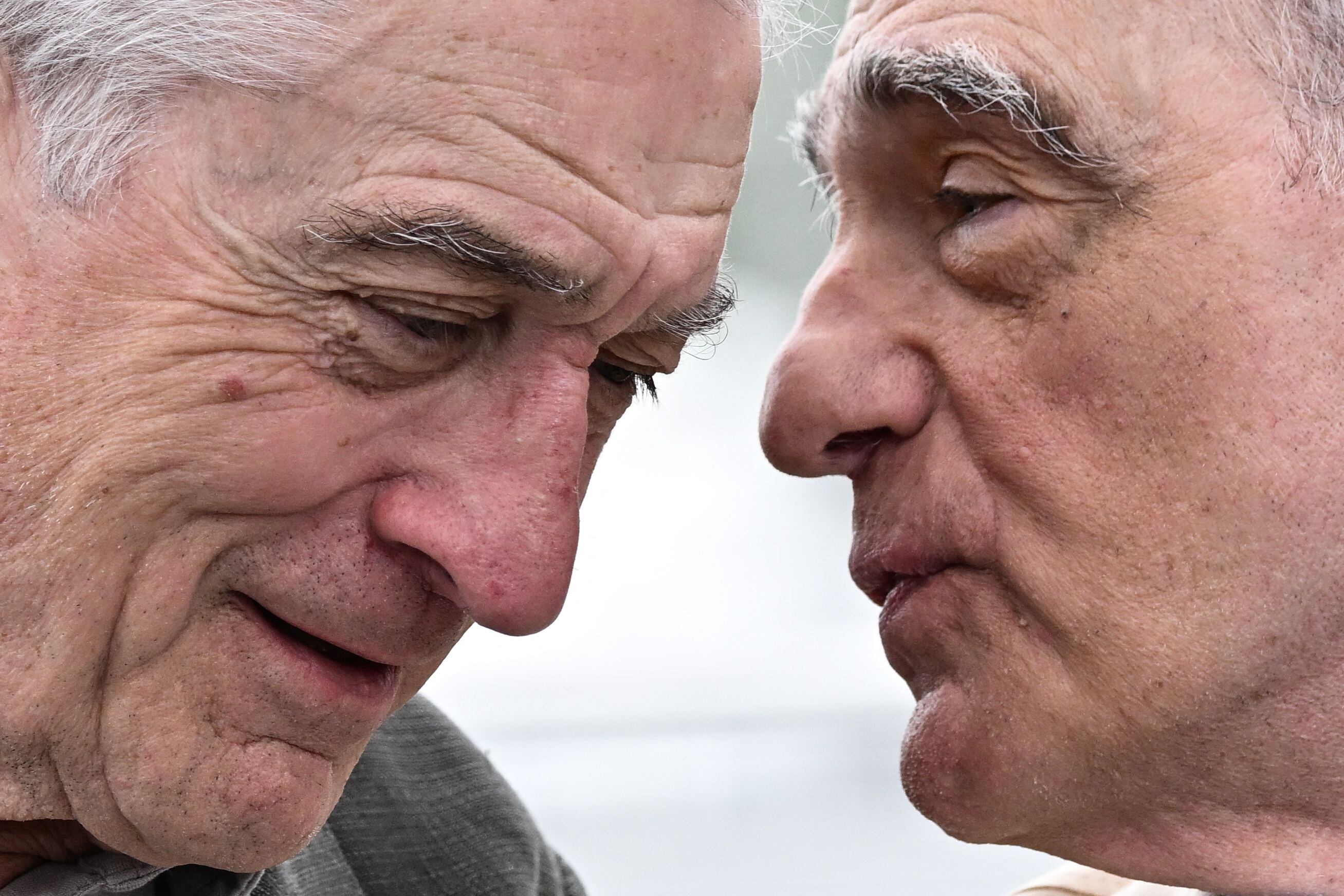 Robert de Niro y Martin Scorsese charlan ante los fotógrafos.