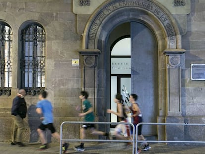 Entrada d'una escola Vedruna a Gràcia, Barcelona.
