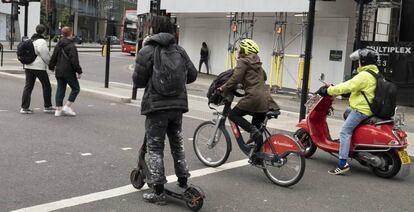 Tres medios de transporte, en una calle de Londres (Reino Unido), en mayo.