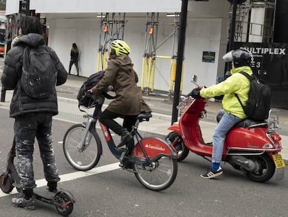 Tres medios de transporte, en una calle de Londres (Reino Unido), en mayo. 