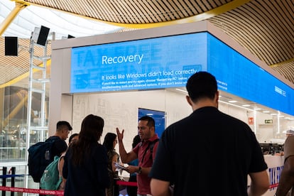 Pasajeros en el aeropuerto de Madrid-Barajas durante la caída del sistema de seguridad de Microsoft.