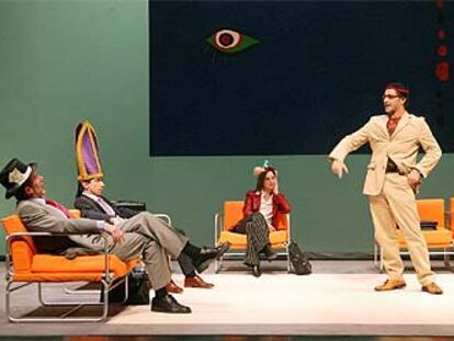 Un momento en la representación de <i>'El mètode Grönholm',</i> en el teatro Nacional de Barcelona.