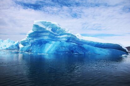 Un iceberg desprendido del cercano 'Twin Glaciers' flota en el agua cerca de Qaqortoq, Groenlandia.  